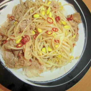 豆もやしと牛肉のマヨごまポン酢丼